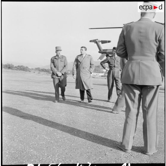 Visite en Kabylie de Max Lejeune, secrétaire d'Etat aux armées. [Description en cours]