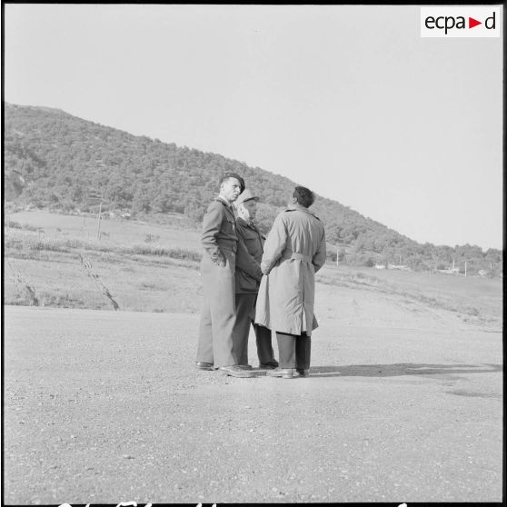 Visite en Kabylie de Max Lejeune, secrétaire d'Etat aux armées. [Description en cours]