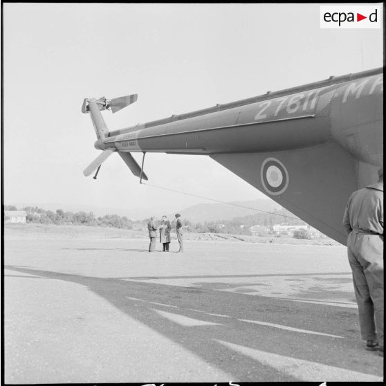 Visite en Kabylie de Max Lejeune, secrétaire d'Etat aux armées. [Description en cours]