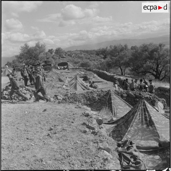 Le 2e bataillon de la 121e compagnie de commandement d'appui et des services. [Description en cours]