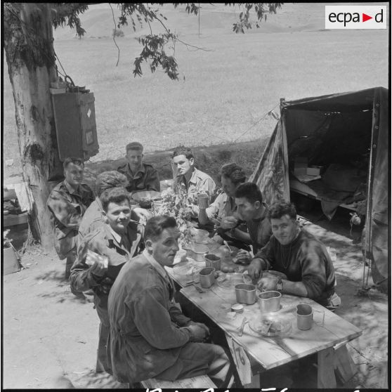 Le 2e bataillon de la 121e compagnie de commandement d'appui et des services. [Description en cours]