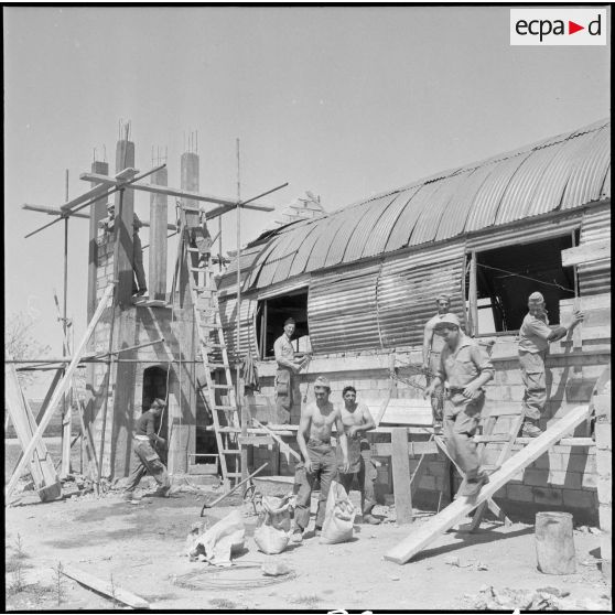 Construction d’une chapelle. [Description en cours]