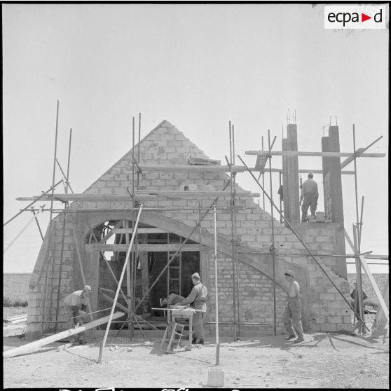 Construction d’une chapelle. [Description en cours]