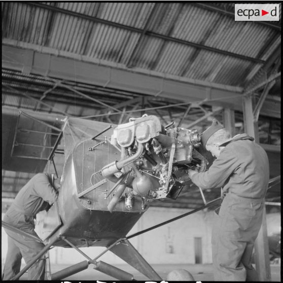 Maintenance d'avions sur la base aérienne d'Aïn Arnat. [Description en cours]