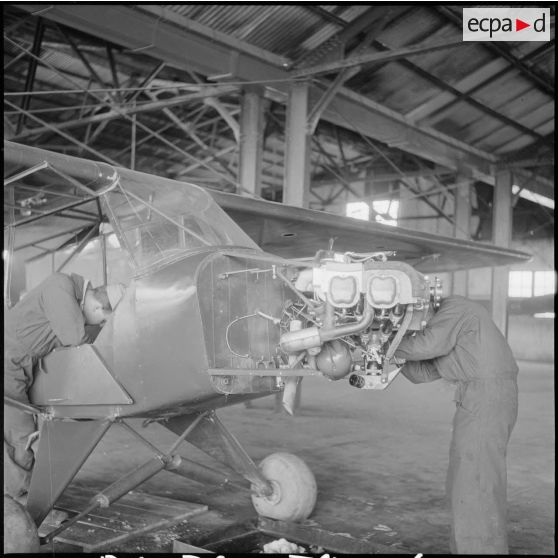 Maintenance d'avions sur la base aérienne d'Aïn Arnat. [Description en cours]