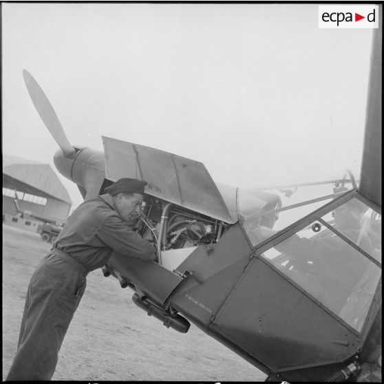 Maintenance d'avions sur la base aérienne d'Aïn Arnat. [Description en cours]