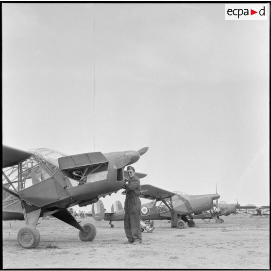 Maintenance d'avions sur la base aérienne d'Aïn Arnat. [Description en cours]