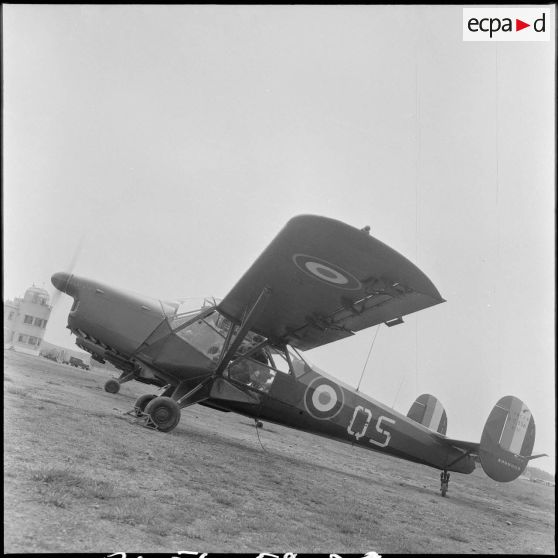 Maintenance d'avions sur la base aérienne d'Aïn Arnat. [Description en cours]