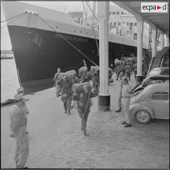Arrivée de rappelés dans le port d'Alger. [Description en cours]
