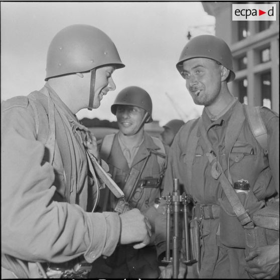 Arrivée de rappelés dans le port d'Alger. [Description en cours]