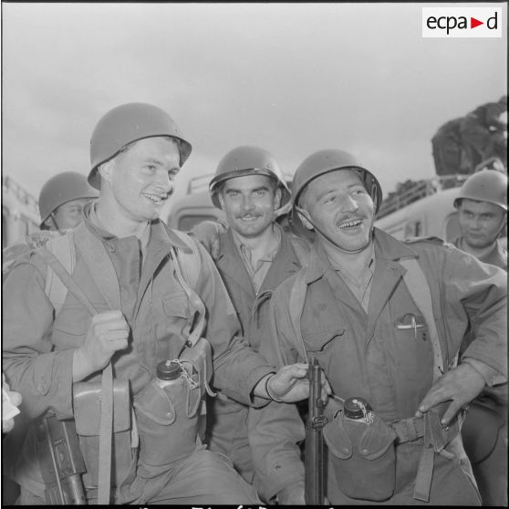 Arrivée de rappelés dans le port d'Alger. [Description en cours]