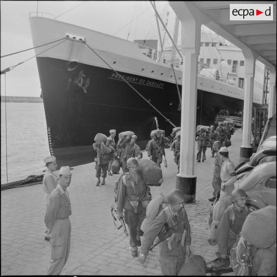 Arrivée de rappelés dans le port d'Alger. [Description en cours]