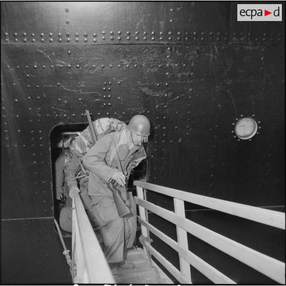 Arrivée de rappelés dans le port d'Alger. [Description en cours]