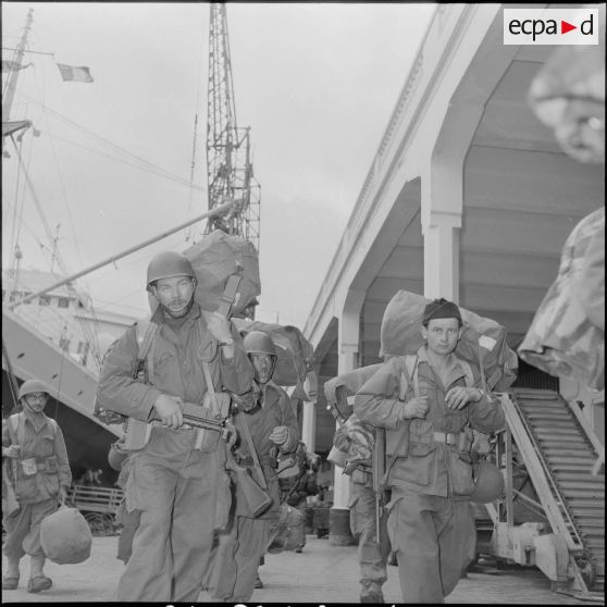 Arrivée de rappelés dans le port d'Alger. [Description en cours]