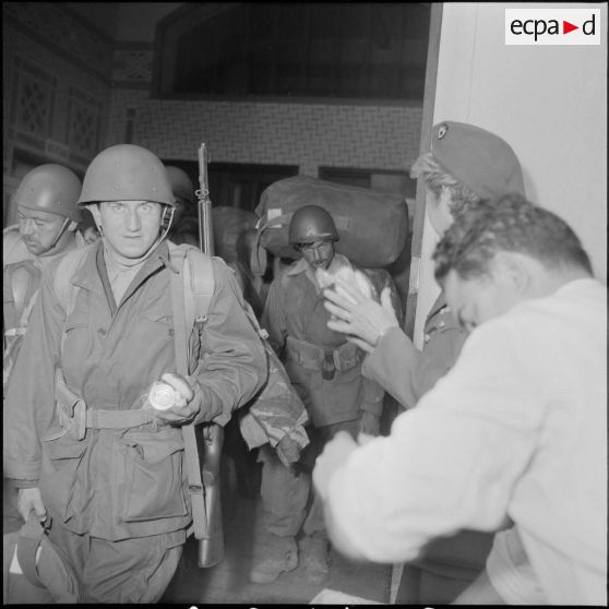 Arrivée de rappelés dans le port d'Alger. [Description en cours]