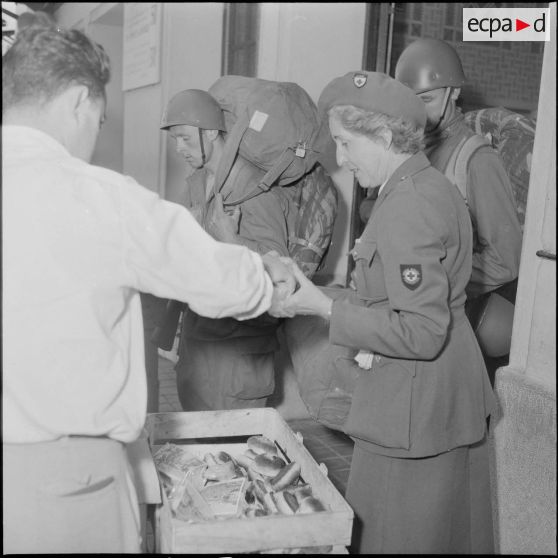 Arrivée de rappelés dans le port d'Alger. [Description en cours]