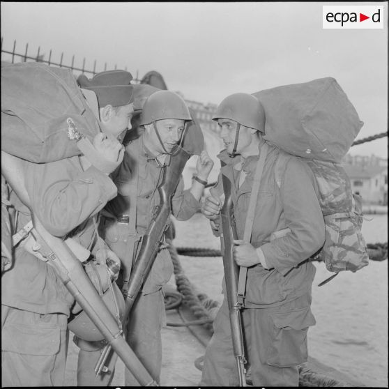 Arrivée de rappelés dans le port d'Alger. [Description en cours]