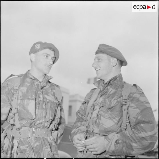 Arrivée de rappelés dans le port d'Alger. [Description en cours]