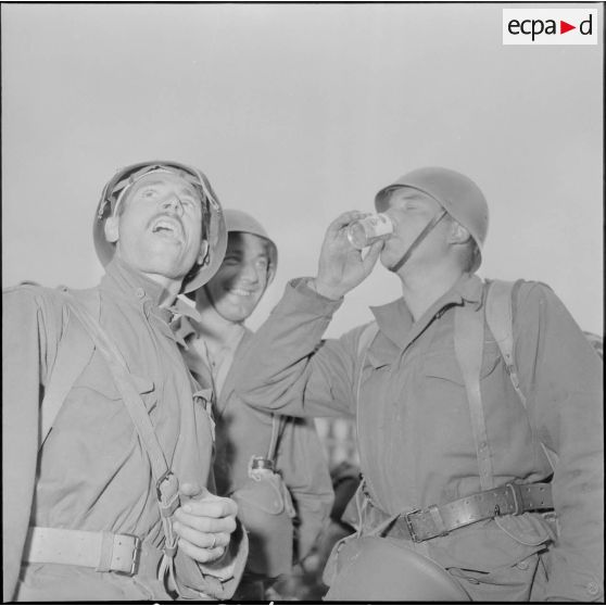 Arrivée de rappelés dans le port d'Alger. [Description en cours]