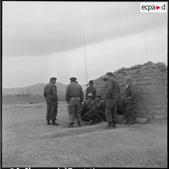 Opérations de contrôle d'identité dans une zone rurale. [Description en cours]