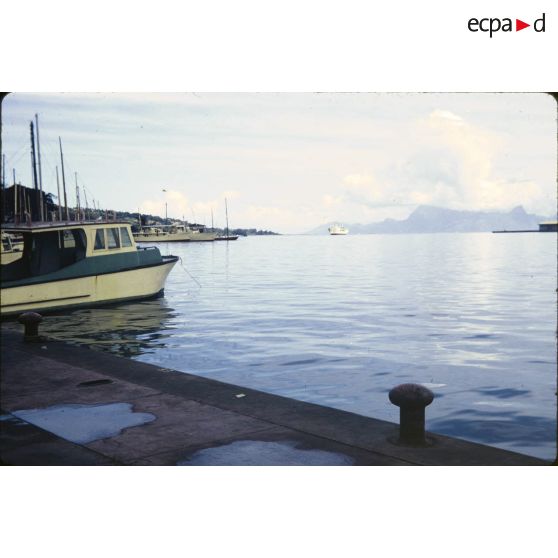 L'entrée du port, au fond Mooréa, la Dives (bâtiment de ravitaillement) à Papeete. [légende d'origine]