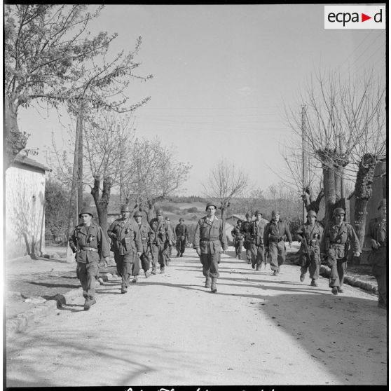 Compagnie rurale à Raymond Poincaré composée de réservistes du 53e BTA. [Description en cours]
