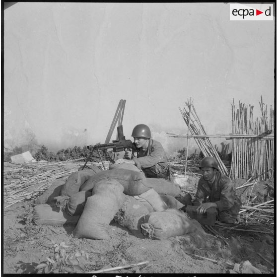 Compagnie rurale à Raymond Poincaré composée de réservistes du 53e BTA. [Description en cours]