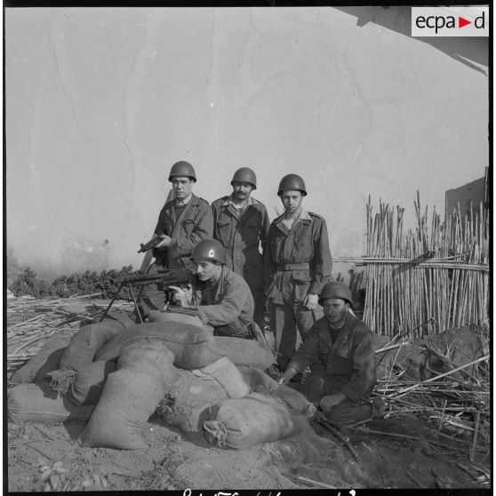 Compagnie rurale à Raymond Poincaré composée de réservistes du 53e BTA. [Description en cours]