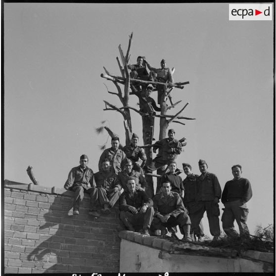 Compagnie rurale à Raymond Poincaré composée de réservistes du 53e BTA. [Description en cours]