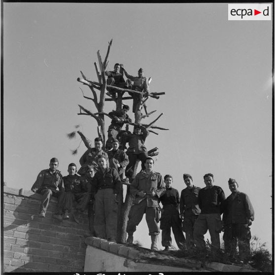 Compagnie rurale à Raymond Poincaré composée de réservistes du 53e BTA. [Description en cours]