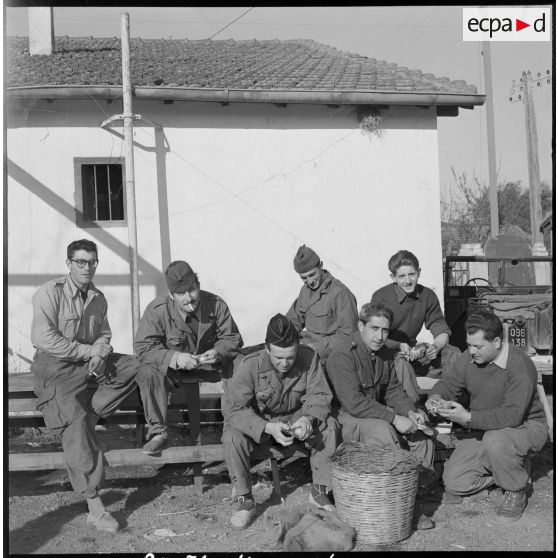 Compagnie rurale à Raymond Poincaré composée de réservistes du 53e BTA. [Description en cours]