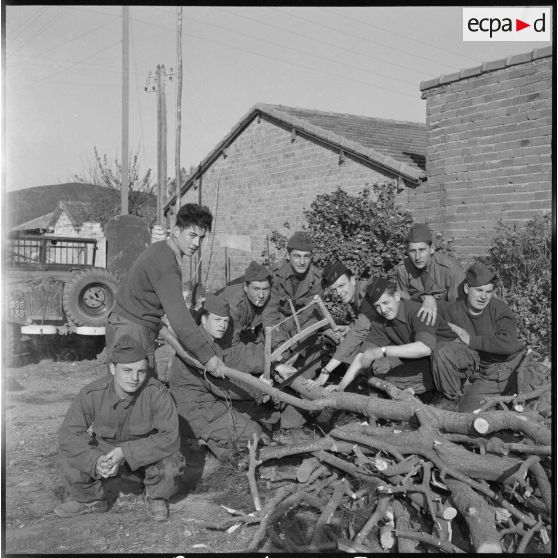 Compagnie rurale à Raymond Poincaré composée de réservistes du 53e BTA. [Description en cours]