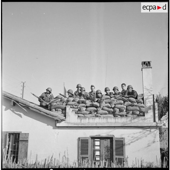 Compagnie rurale à Raymond Poincaré composée de réservistes du 53e BTA. [Description en cours]