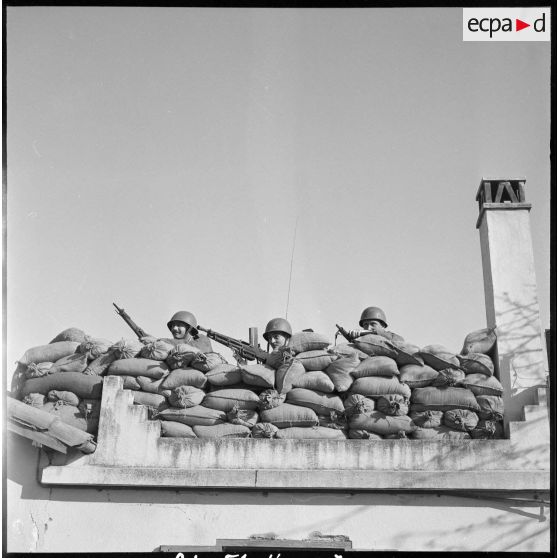 Compagnie rurale à Raymond Poincaré composée de réservistes du 53e BTA. [Description en cours]