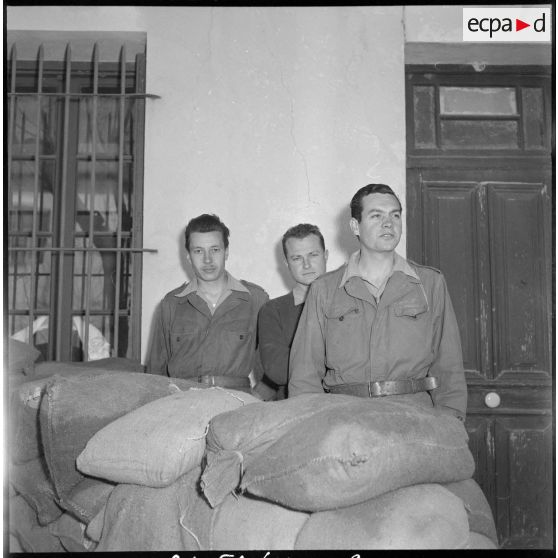 Compagnie rurale à Raymond Poincaré composée de réservistes du 53e BTA. [Description en cours]