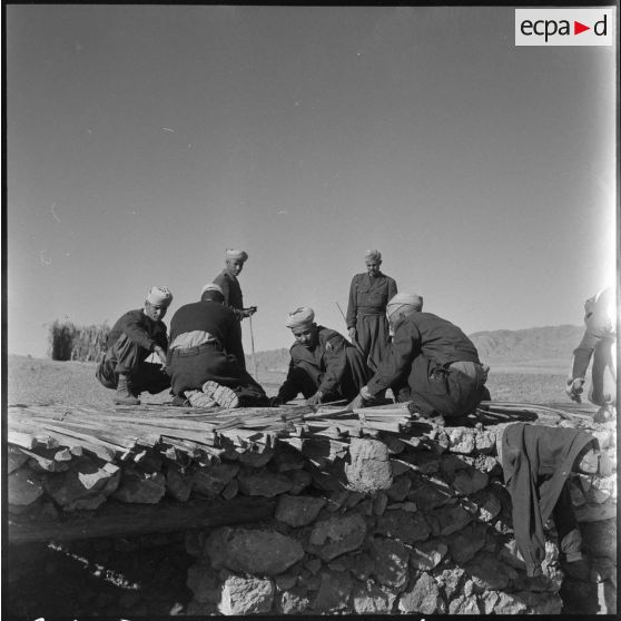 Unité stationnée en zone montagneuse, composée d'un peloton cynophile. [Description en cours]
