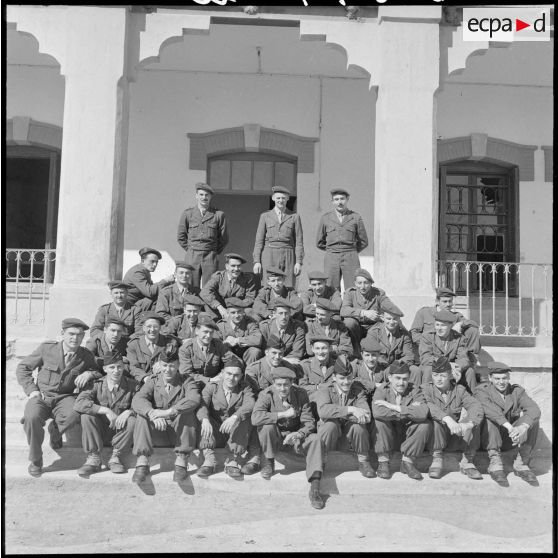 Instruction dans un quartier militaire d'appelés du contingent. [Description en cours]