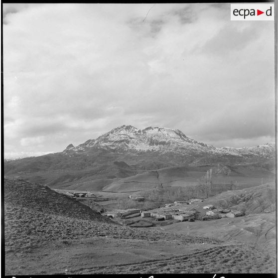 Les dragons et l'escadron de reconnaissance du 1er RCP au GH 2 à Tizi-Braham. [Description en cours]