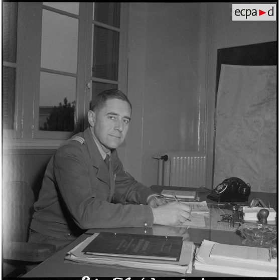 Officiers et sous-officiers d'Etat-Major à leur poste de travail. [Description en cours]