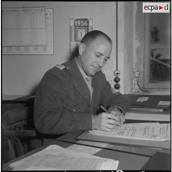 Officiers et sous-officiers d'Etat-Major à leur poste de travail. [Description en cours]