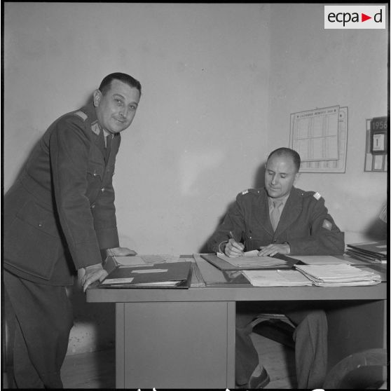 Officiers et sous-officiers d'Etat-Major à leur poste de travail. [Description en cours]