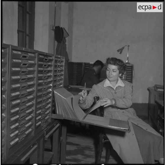 Officiers et sous-officiers d'Etat-Major à leur poste de travail. [Description en cours]