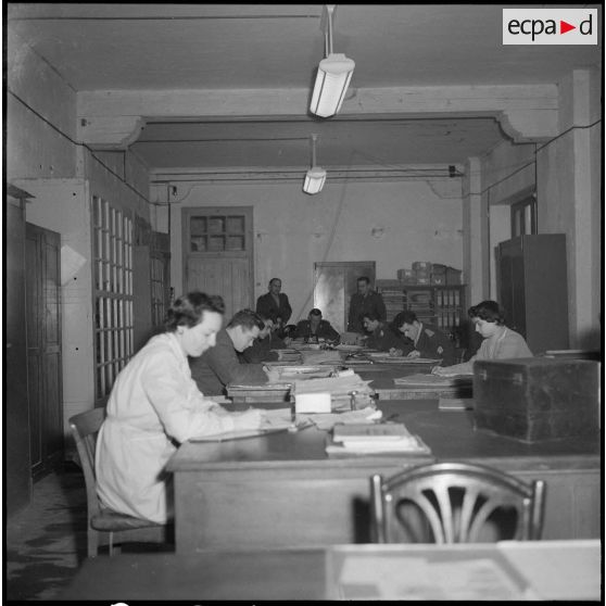 Officiers et sous-officiers d'Etat-Major à leur poste de travail. [Description en cours]