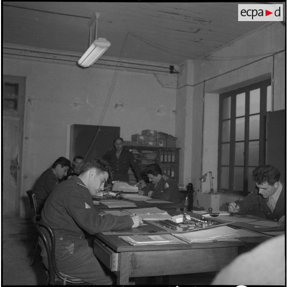 Officiers et sous-officiers d'Etat-Major à leur poste de travail. [Description en cours]