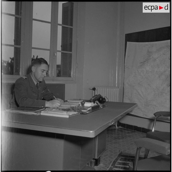 Officiers et sous-officiers d'Etat-Major à leur poste de travail. [Description en cours]