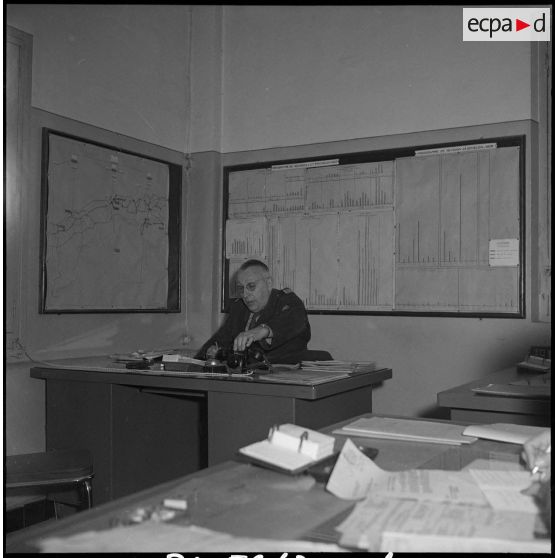 Officiers et sous-officiers d'Etat-Major à leur poste de travail. [Description en cours]