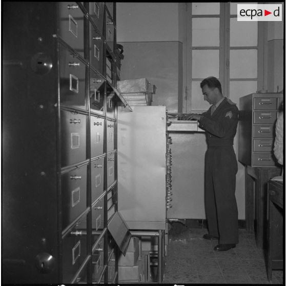 Officiers et sous-officiers d'Etat-Major à leur poste de travail. [Description en cours]