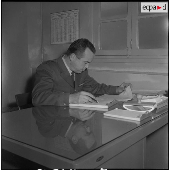 Officiers et sous-officiers d'Etat-Major à leur poste de travail. [Description en cours]