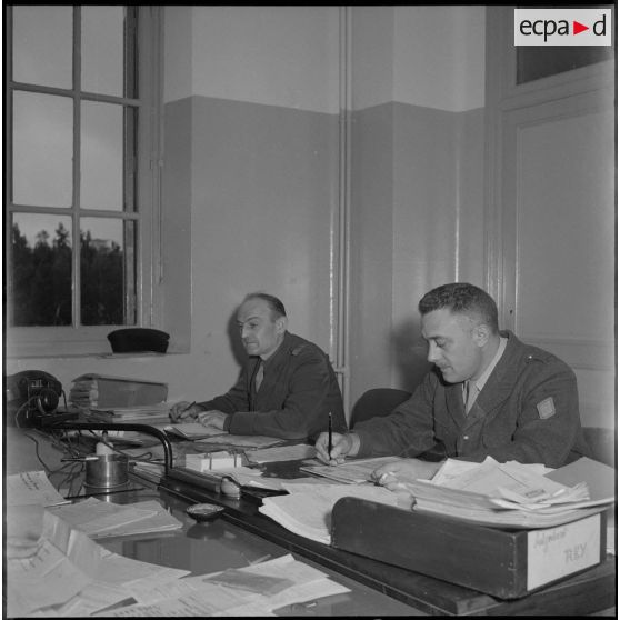 Officiers et sous-officiers d'Etat-Major à leur poste de travail. [Description en cours]