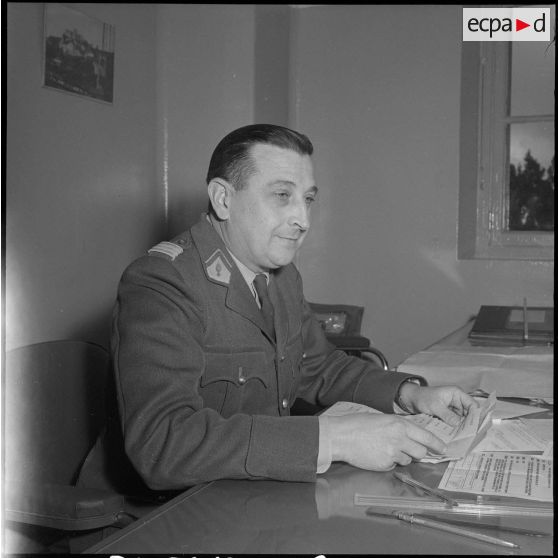 Officiers et sous-officiers d'Etat-Major à leur poste de travail. [Description en cours]